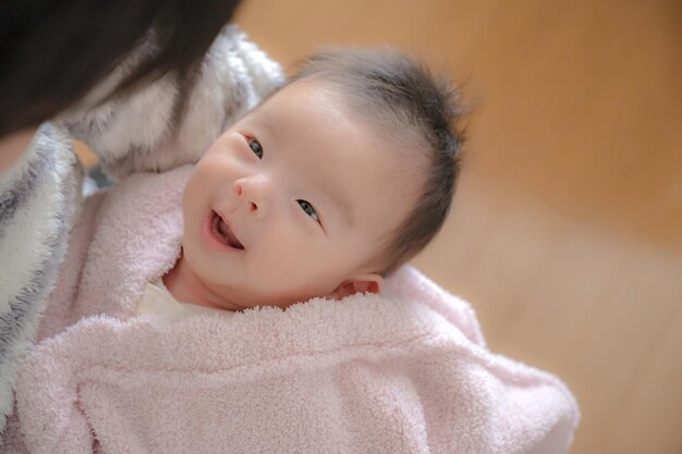 bebê olhando para a mãe