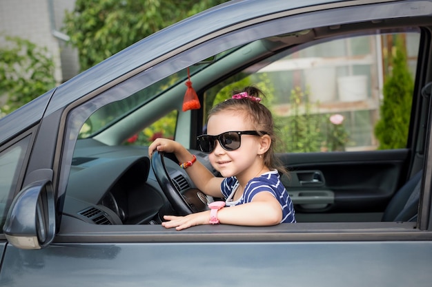 Foto bebê olhando pela janela do carro