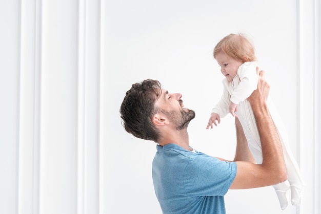 Bebé y padre sonriendo