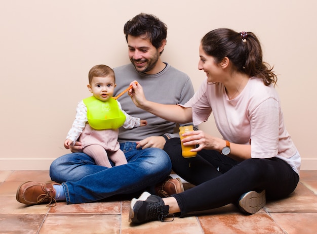 Bebé y padres almorzando