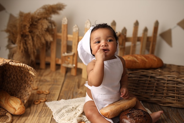 bebé con pan disfrazado de chef