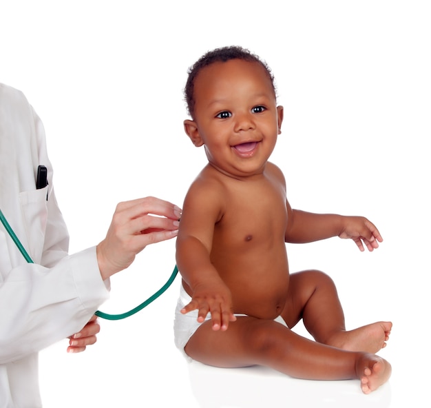 Bebé en pañales durante un examen médico