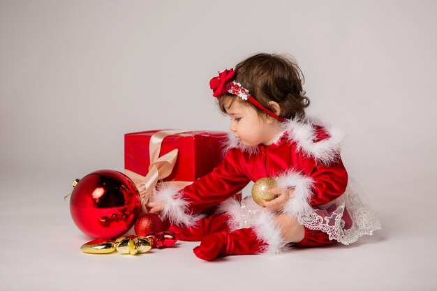 bebê Papai Noel com caixa de presente em branco