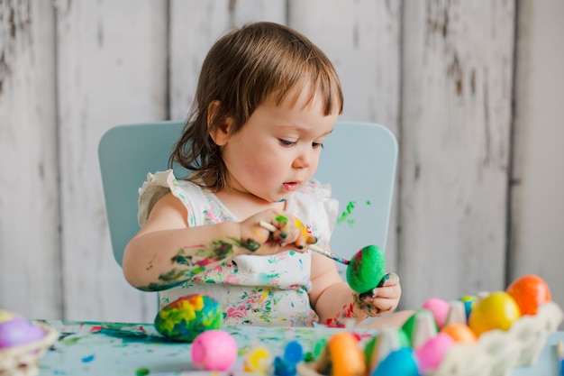 Bebê Pintando Ovos De Páscoa