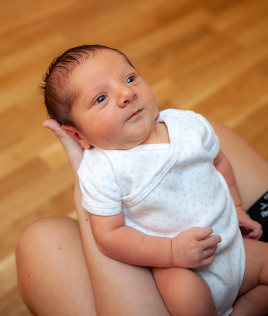 Un bebé de pocos días mira el rostro de su madre con una mirada de curiosidad Concepto de visión pediátrica