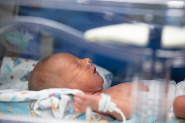 Foto bebê prematuro em uma caixa médica