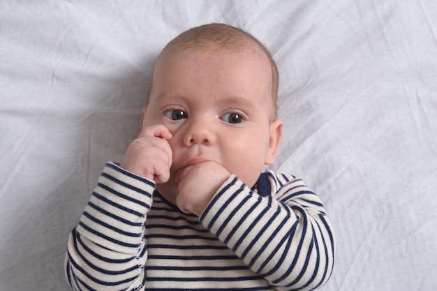 El bebé que se mete la mano en la boca para chuparse el dedo