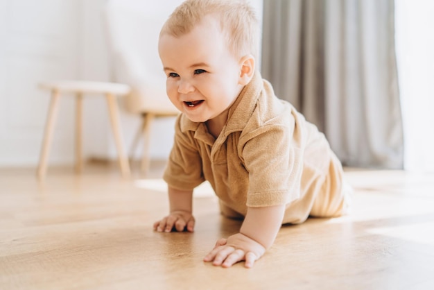 Bebê rastejando no chão do quarto