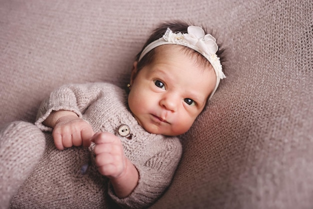 Foto bebê recém-nascida posando e sorrindo