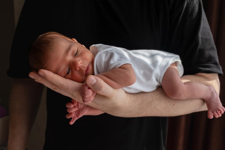 Foto bebê recém-nascido aconchegado na mão
