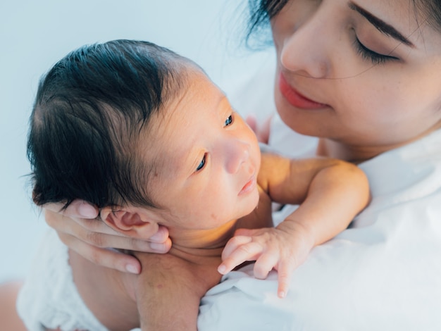 Bebê recém-nascido asiático com a mãe