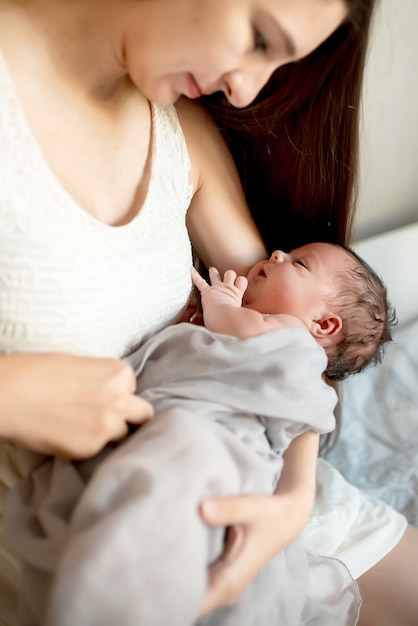 Bebê recém-nascido com mãe em casa