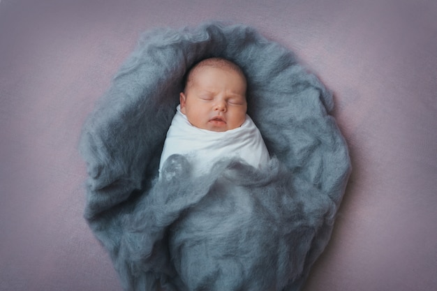 Bebê recém-nascido deitado. Imitação de bebê no útero. linda garotinha dormindo de costas. manifestação de amor. Conceito de cuidados de saúde, paternidade, dia das crianças, medicina, fertilização in vitro