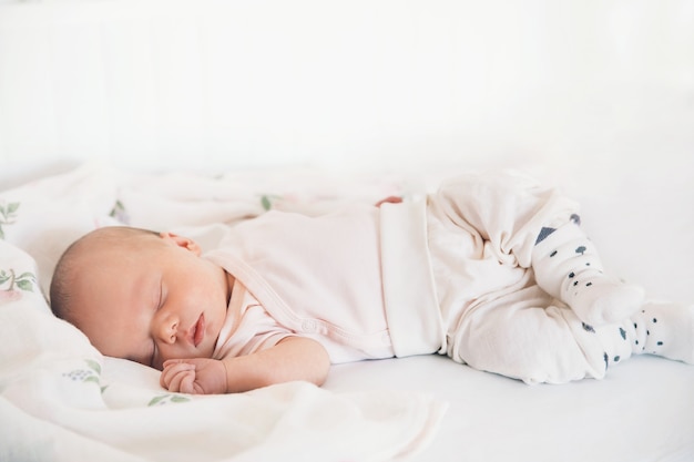 Bebé recém-nascido dorme primeiros dias de vida. Fofinho filho recém-nascido dormindo pacificamente