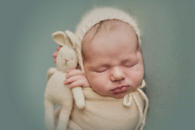 Bebê recém-nascido dormindo. Conceito saudável e médico. Criança saudável, conceito de hospital e maternidade feliz. Bebê infantil. Feliz gravidez e parto. Tema infantil. Artigos para bebês e crianças