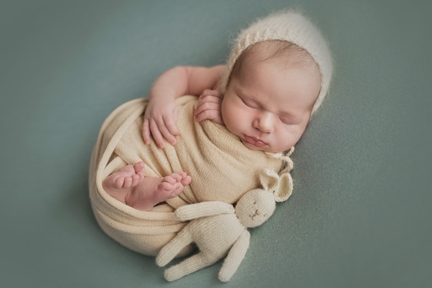 Bebê recém-nascido dormindo. Conceito saudável e médico. Criança saudável, conceito de hospital e maternidade feliz. Bebê infantil. Feliz gravidez e parto. Tema infantil. Artigos para bebês e crianças
