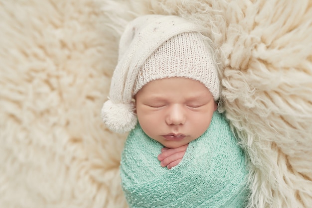 Bebê recém-nascido dormindo. Conceito saudável e médico. Criança saudável, conceito de hospital e maternidade feliz. Bebê infantil. Feliz gravidez e parto. Tema infantil. Artigos para bebês e crianças