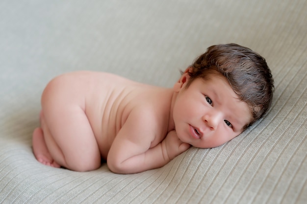 Bebê recém-nascido dormindo. Conceito saudável e médico. Criança saudável, conceito de hospital e maternidade feliz. Bebê infantil. Feliz gravidez e parto. Tema infantil. Artigos para bebês e crianças