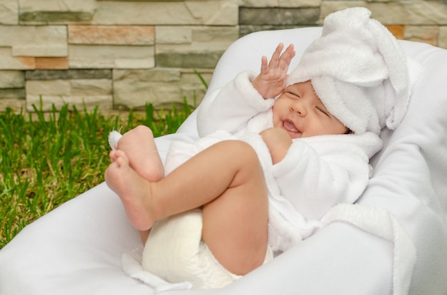 Bebê recém-nascido em sessão de spa ao ar livre Bebê em repouso vestido com roupão de banho