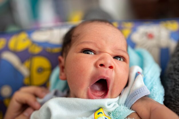 Foto bebê recém-nascido em um envoltório