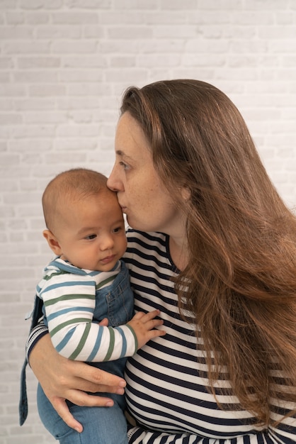 Foto bebê recém-nascido experimentando o mundo pela primeira vez