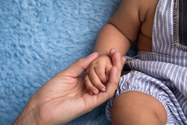 Bebê recém-nascido mãozinhas parte do corpo carinho maternidade