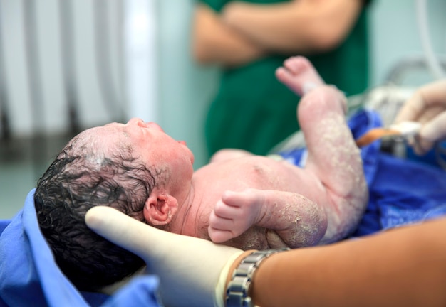 Bebê recém-nascido na sala de parto