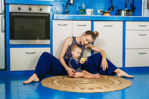 Bebê recém-nascido passando tempo fora Mãe feliz e sorridente com seu bebê recém-nascido passando tempo no parque Obtendo ar fresco e luz solar natural para bebês