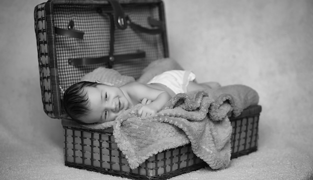 Bebé recién nacido acostado en la manta y durmiendo