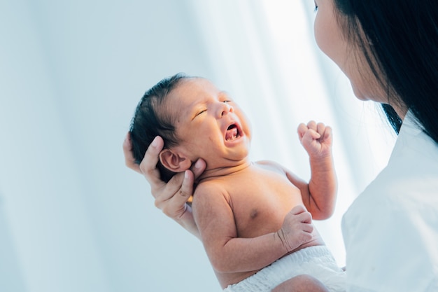 Bebé recién nacido asiático con madre