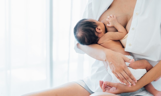 Bebé recién nacido asiático con madre