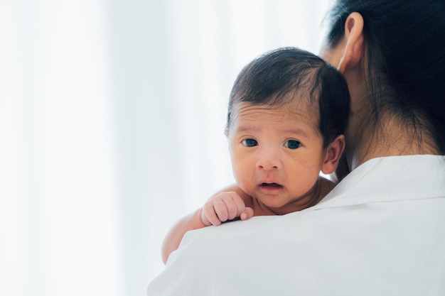 Bebé recién nacido asiático con madre