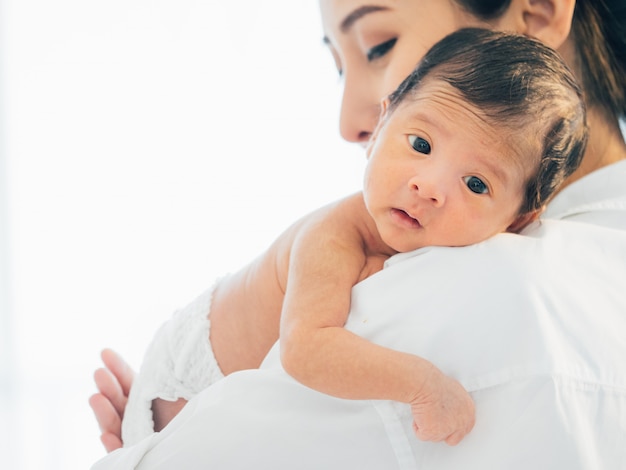 Bebé recién nacido asiático con madre