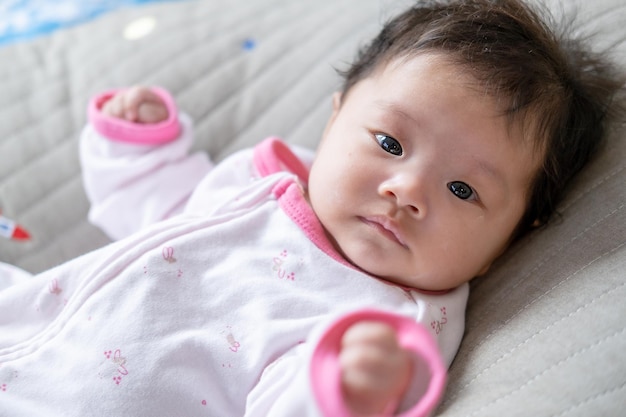 Bebé recién nacido asiático niño contacto visual con mamá ternura de niños con familia feliz