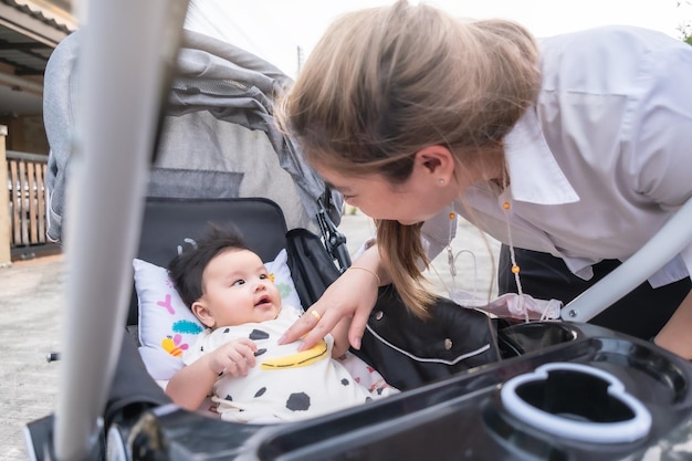 Bebé recién nacido asiático niño contacto visual con mamá ternura de niños