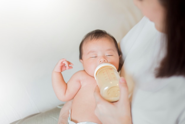 Bebé recién nacido bebe leche de su madre