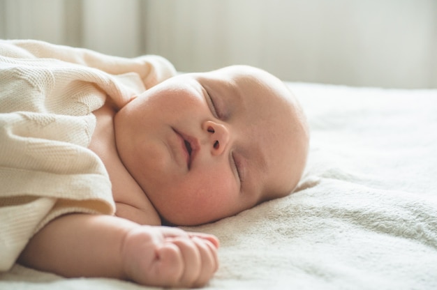 Bebé recién nacido en la cama