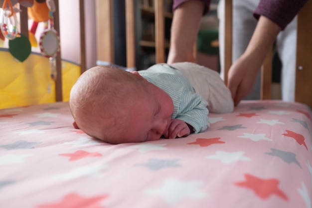 Bebé recién nacido caucásico estudio para gatear en la cama