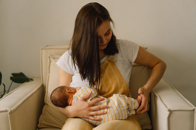 Bebé recién nacido chupando leche del pecho de las madres. Retrato de mamá y bebé lactante. Concepto de nutrición de lactancia materna sana y natural.