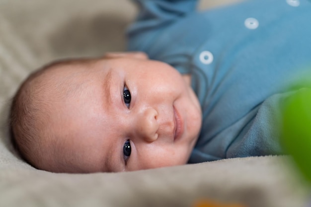 Bebé recién nacido Comienzo de la vida y concepto de infancia mágica de hada feliz Primer plano Retrato de bebé recién nacido