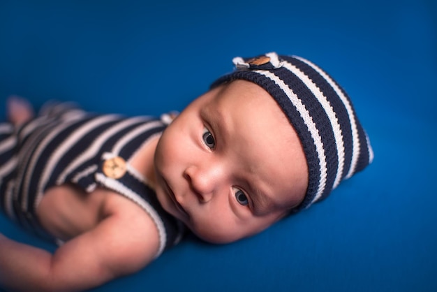 Bebé recién nacido en un concepto de nacimiento de niño de fondo azul