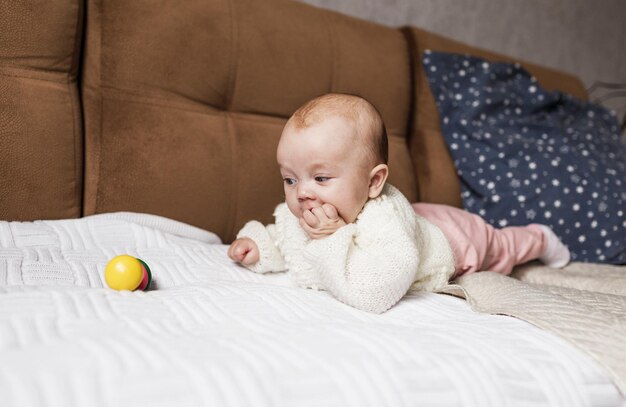 Un bebé recién nacido en una cuna, el concepto de niños y el nacimiento de un primer plano.