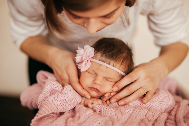 Foto bebé recién nacido duerme en cesta