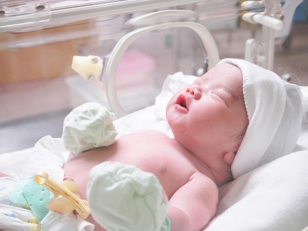 Bebé recién nacido duerme en la incubadora del hospital