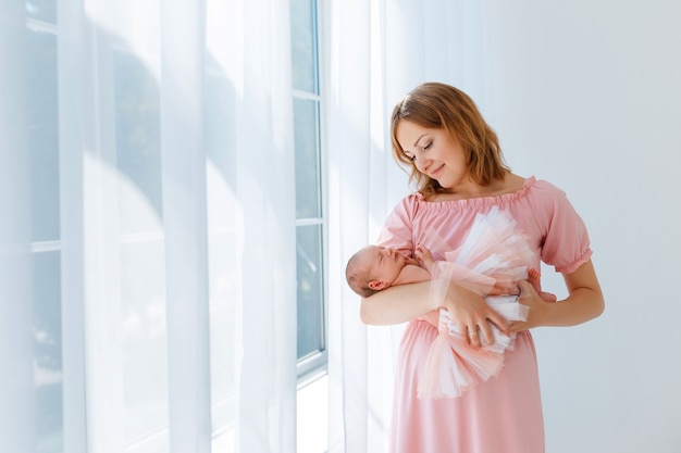 Bebé recién nacido duerme en manos de las madres