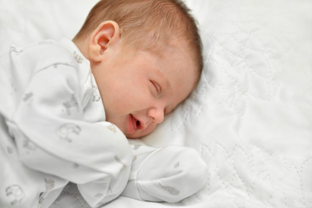 Foto bebé recién nacido duerme los primeros días en un hospital de maternidad