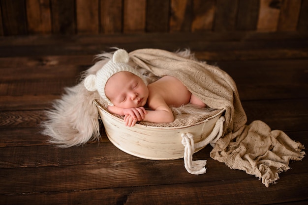 Bebé recién nacido duerme los primeros días de vida Lindo niño recién nacido durmiendo plácidamente