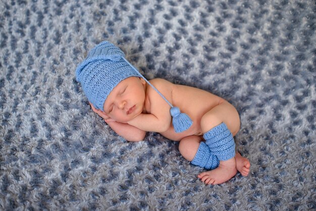 Bebé recién nacido duerme los primeros días de vida Lindo niño recién nacido durmiendo plácidamente