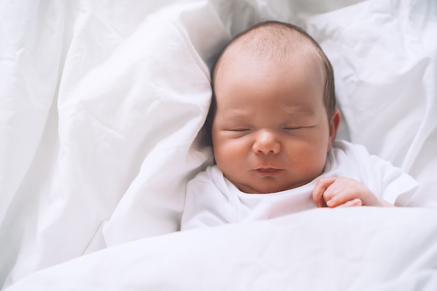 El bebé recién nacido duerme en los primeros días de vida.