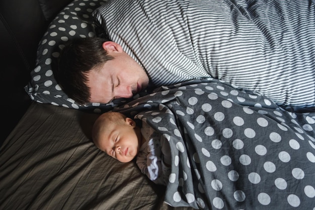 Foto bebé recién nacido duerme con su padre